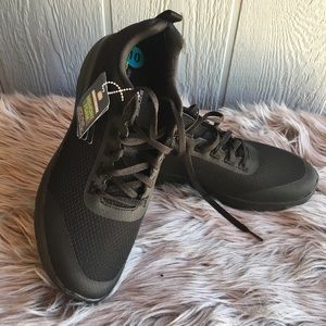 Sketchers Men’s Black sneakers NWT